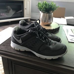 Women’s Nike tennis shoes